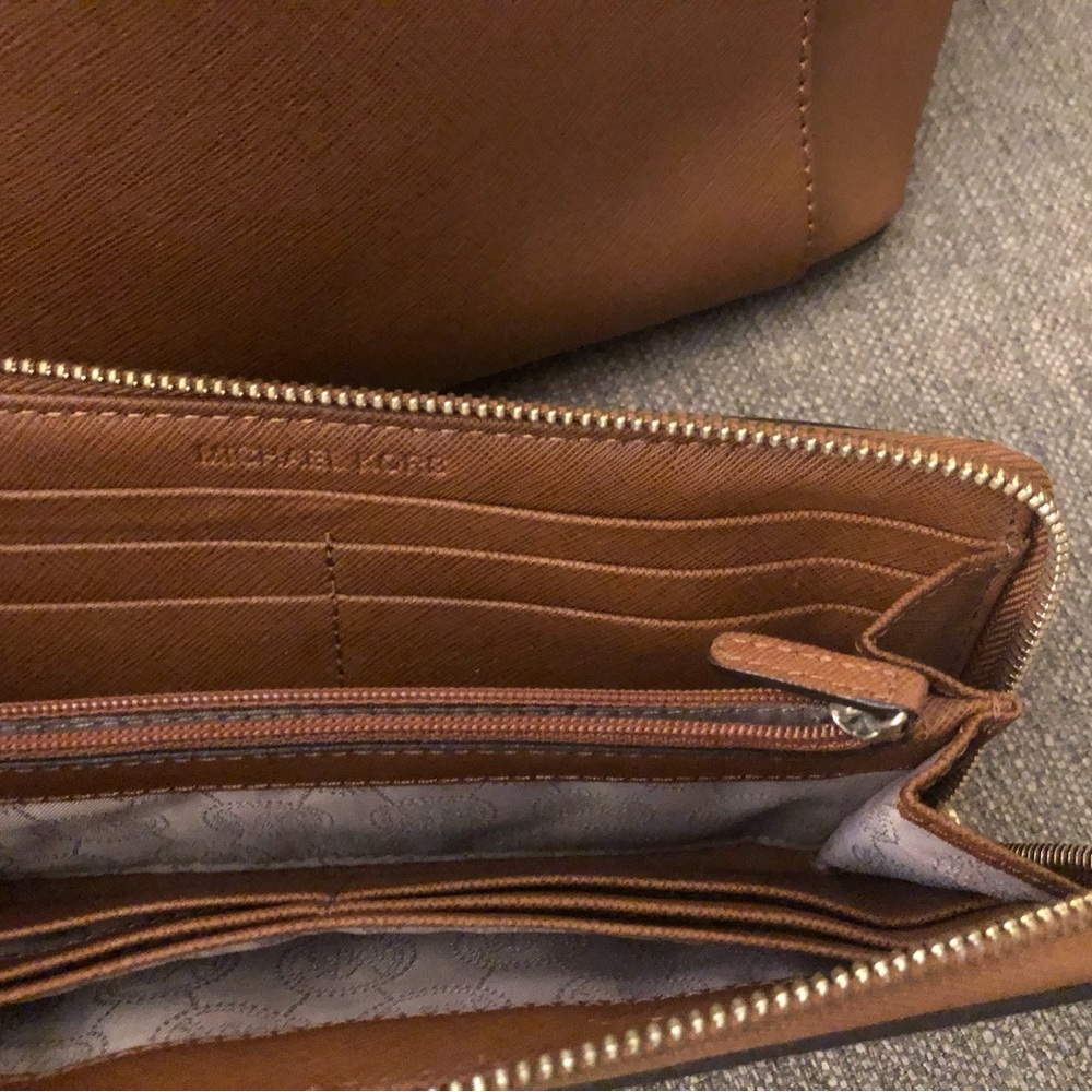 👜Michael Kors NS Jet Set, with matching Fulton Wallet
👜Color: Brown - Picture 7 of 8